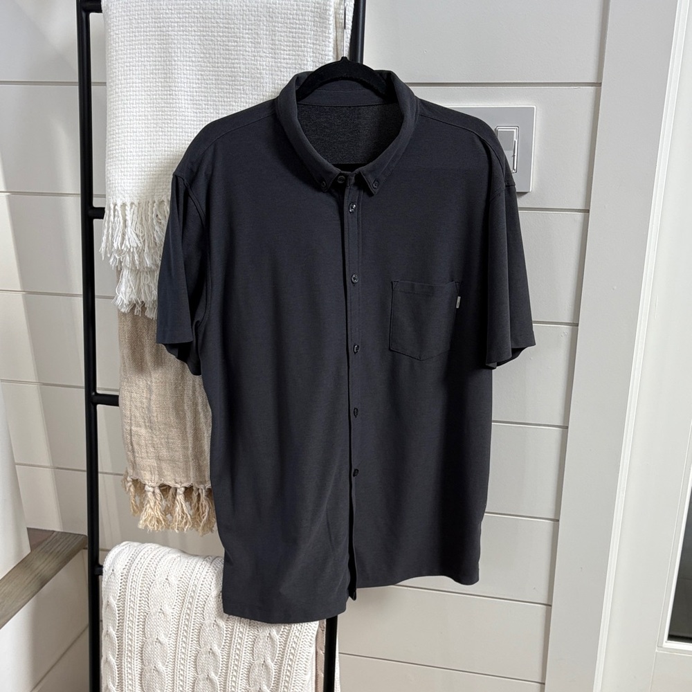 Vuori Short Sleeve Ace Button Down Shirt. Size XL. Charcoal.